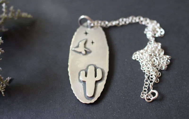 Hurler à la lune, collier coyote du désert en argent