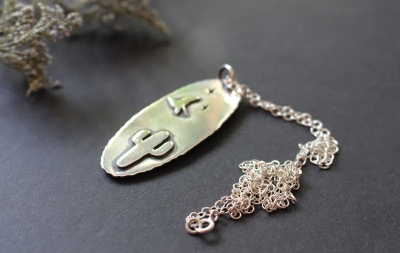 Hurler à la lune, collier coyote du désert en argent
