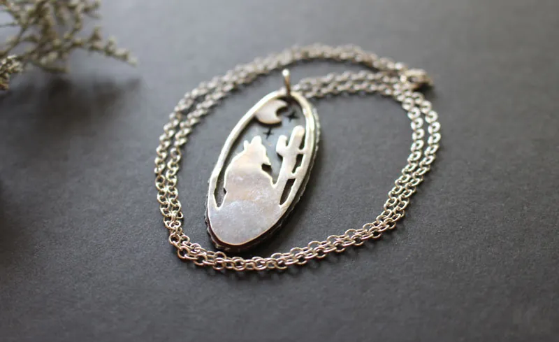 Hurler à la lune, collier coyote du désert en argent