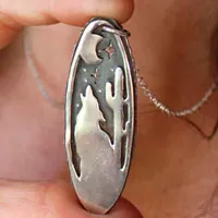 Hurler à la lune, collier coyote du désert en argent