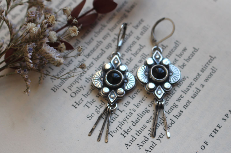 Hana noire, boucles d’oreilles fleur japonaise en argent et onyx noir