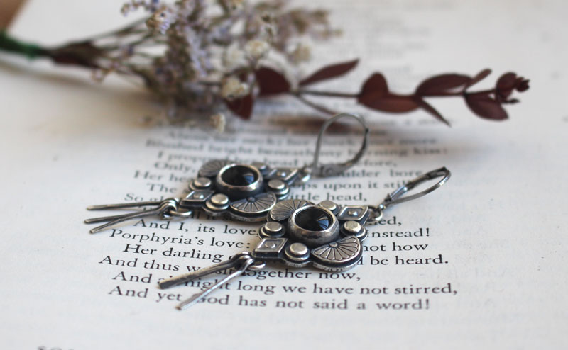 Hana noire, boucles d’oreilles fleur japonaise en argent et onyx noir