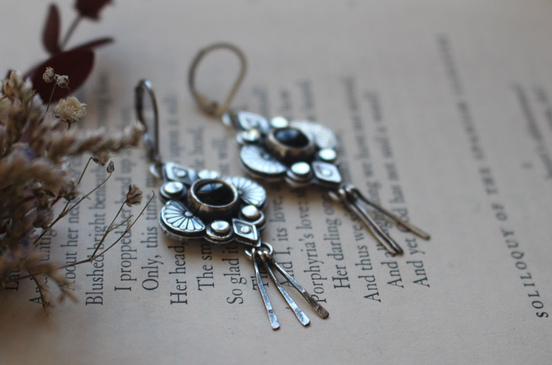 Hana noire, boucles d’oreilles fleur japonaise en argent et onyx noir
