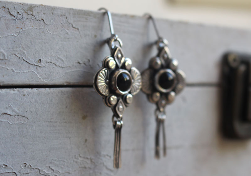 Hana noire, boucles d’oreilles fleur japonaise en argent et onyx noir