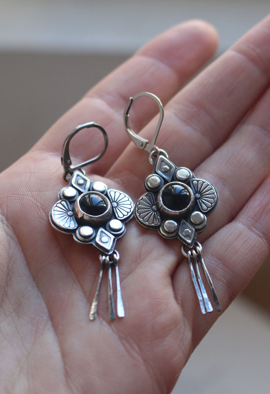 Hana noire, boucles d’oreilles fleur japonaise en argent et onyx noir