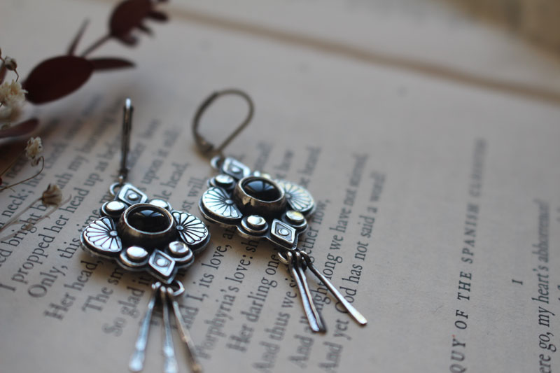 Hana noire, boucles d’oreilles fleur japonaise en argent et onyx noir
