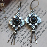 Hana noire, boucles d’oreilles fleur japonaise en argent et onyx noir