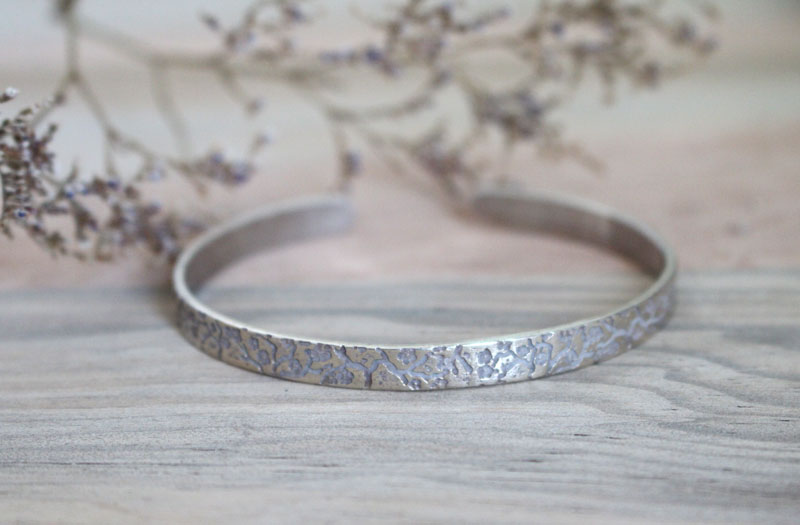 Haru, bracelet branches et fleurs de cerisier japonais en argent