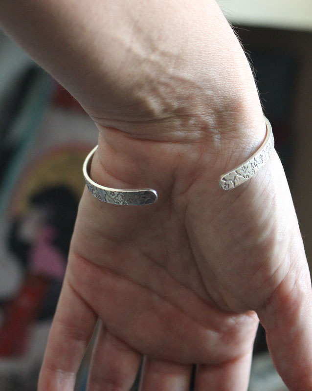 Haru, bracelet branches et fleurs de cerisier japonais en argent