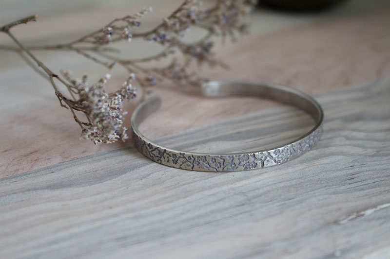 Haru, bracelet branches et fleurs de cerisier japonais en argent