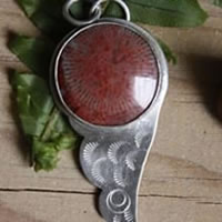 Hiko, pendentif aile japonaise en argent et corail rouge