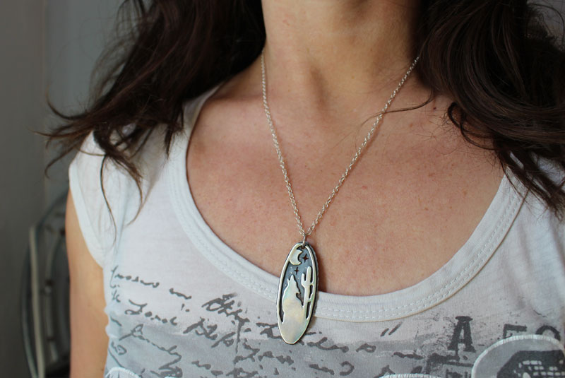 Hurler à la lune, collier coyote du désert sous la lune en argent