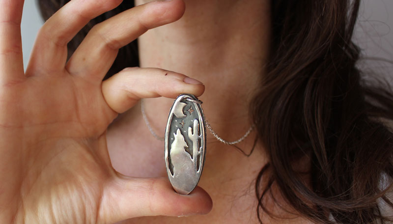 Hurler à la lune, collier coyote du désert sous la lune en argent