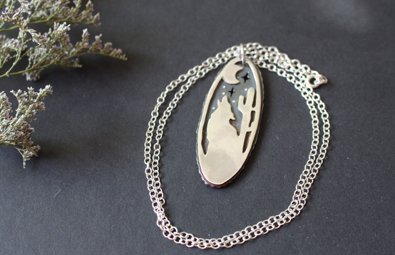 Hurler à la lune, collier coyote du désert sous la lune en argent