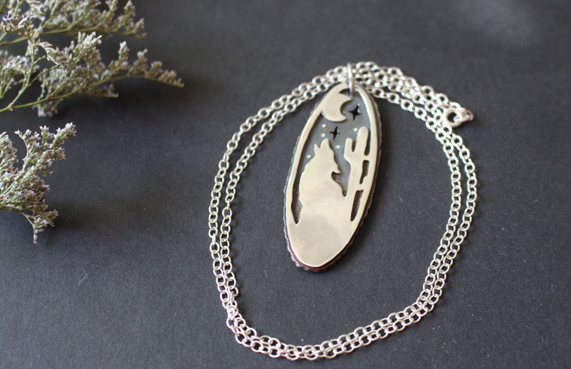 Hurler à la lune, collier coyote du désert sous la lune en argent