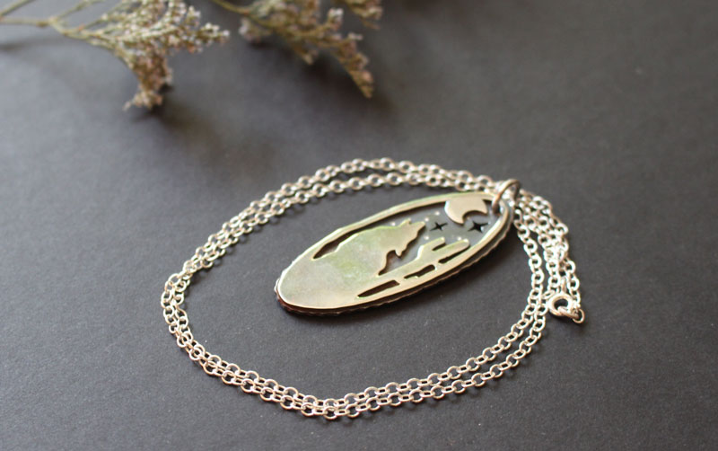 Hurler à la lune, collier coyote du désert sous la lune en argent