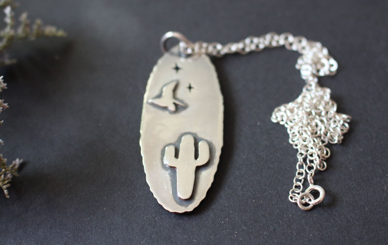 Hurler à la lune, collier coyote du désert sous la lune en argent