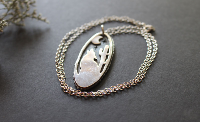 Hurler à la lune, collier coyote du désert sous la lune en argent