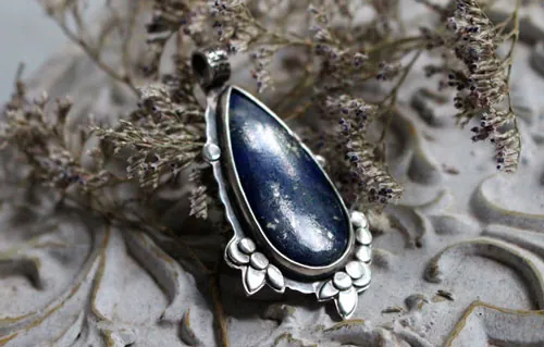Inflorescence au crépuscule, pendentif fleur nocturne en argent et lapis-lazuli