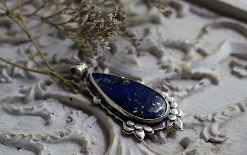 Inflorescence au crépuscule, pendentif fleur nocturne en argent et lapis-lazuli