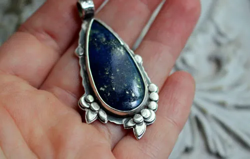 Inflorescence au crépuscule, pendentif fleur nocturne en argent et lapis-lazuli