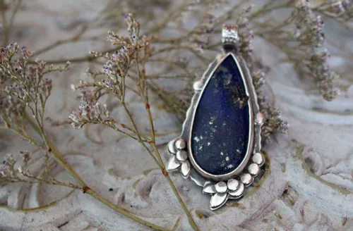 Inflorescence au crépuscule, pendentif fleur nocturne en argent et lapis-lazuli