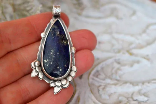 Inflorescence au crépuscule, pendentif fleur nocturne en argent et lapis-lazuli