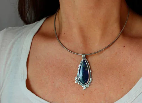 Inflorescence au crépuscule, pendentif fleur nocturne en argent et lapis-lazuli