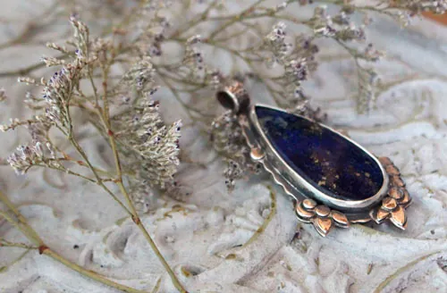 Inflorescence au crépuscule, pendentif fleur nocturne en argent et lapis-lazuli
