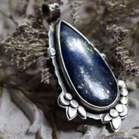 Inflorescence au crépuscule, pendentif fleur nocturne en argent et lapis-lazuli