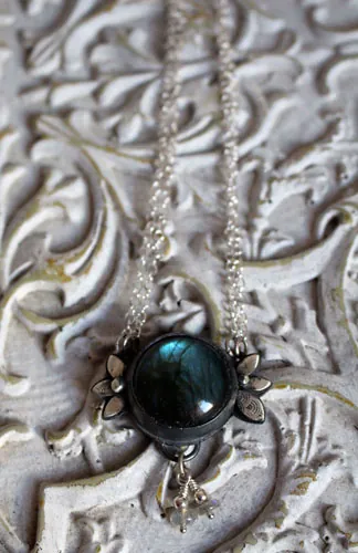Inflorescence de glace, collier fleur baroque en argent et labradorite
