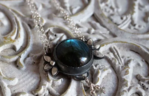 Inflorescence de glace, collier fleur baroque en argent et labradorite