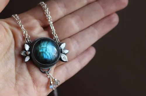 Inflorescence de glace, collier fleur baroque en argent et labradorite