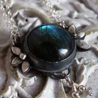 Inflorescence de glace, collier fleur baroque en argent et labradorite