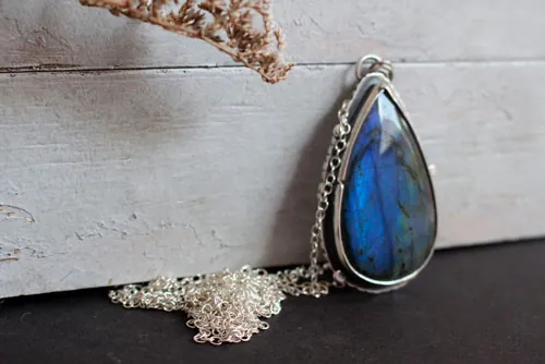 Invisible pour les yeux, collier citation du Petit Prince en argent et labradorite