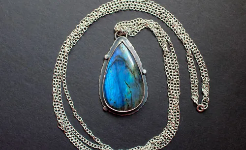 Invisible pour les yeux, collier citation du Petit Prince en argent et labradorite