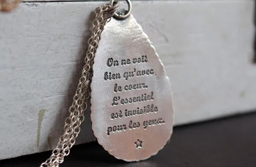 Invisible pour les yeux, collier citation du Petit Prince en argent et labradorite