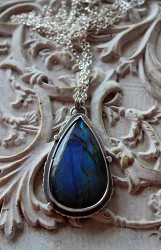 Invisible pour les yeux, collier citation du Petit Prince en argent et labradorite