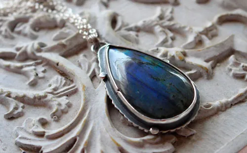 Invisible pour les yeux, collier citation du Petit Prince en argent et labradorite