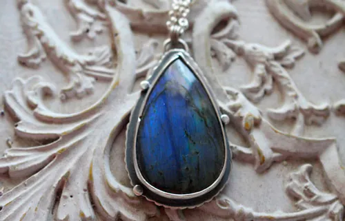 Invisible pour les yeux, collier citation du Petit Prince en argent et labradorite
