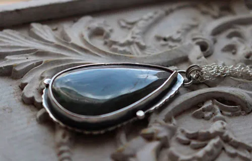 Invisible pour les yeux, collier citation du Petit Prince en argent et labradorite