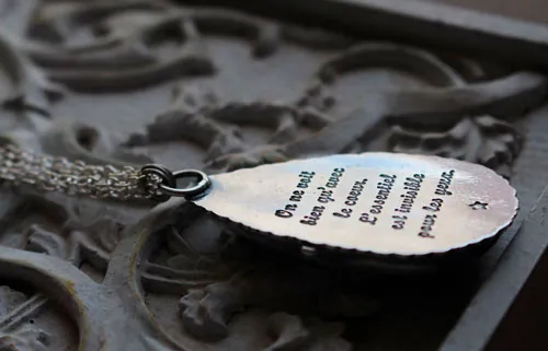 Invisible pour les yeux, collier citation du Petit Prince en argent et labradorite