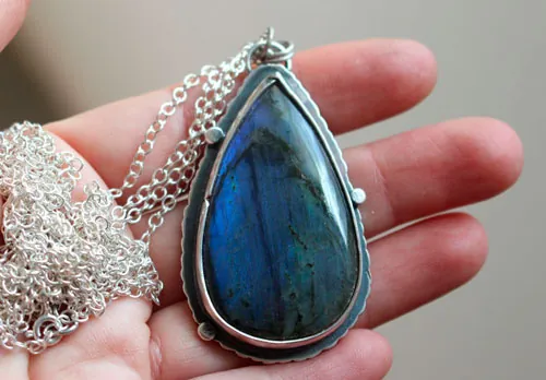 Invisible pour les yeux, collier citation du Petit Prince en argent et labradorite