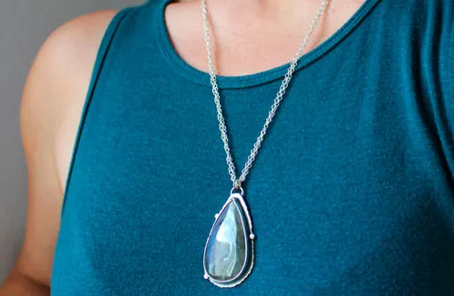 Invisible pour les yeux, collier citation du Petit Prince en argent et labradorite