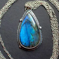 Invisible pour les yeux, collier citation du Petit Prince en argent et labradorite