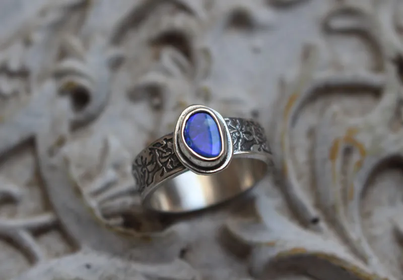 Iris bleu, bague fleur en argent opale boulder