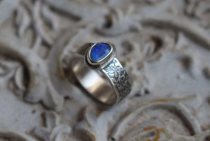 Iris bleu, bague fleur en argent opale boulder