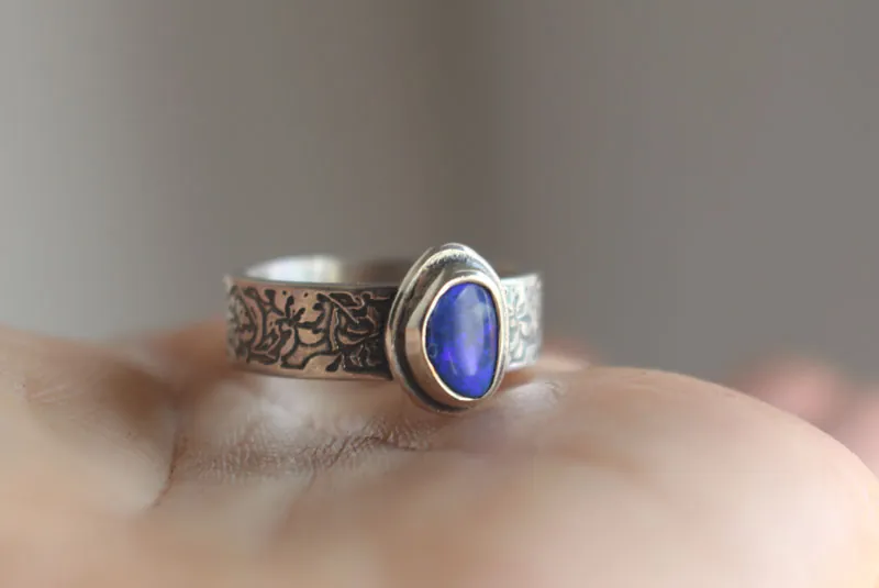 Iris bleu, bague fleur en argent opale boulder
