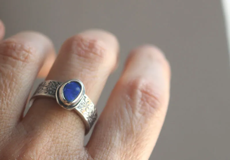 Iris bleu, bague fleur en argent opale boulder