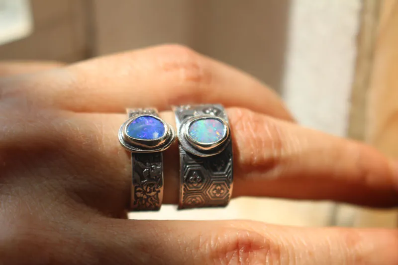 Iris bleu, bague fleur en argent opale boulder